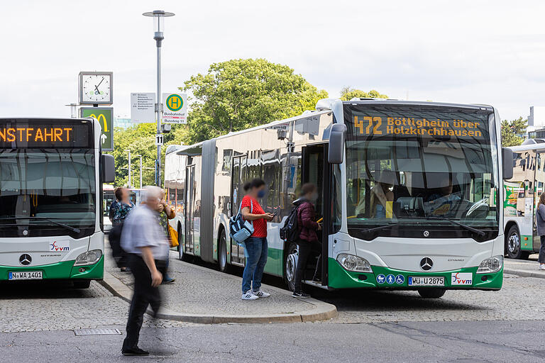 Am Busbahnhof in Würzburg startet ein Bus in den Landkreis Würzburg.&nbsp;