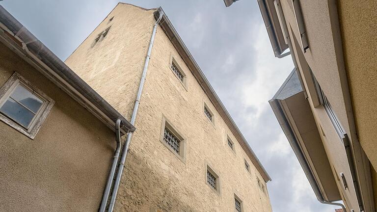 Der Fronhof oder die auch Alte Amtskellerei in der Hohnstraße 37 in 97616 Bad Neustadt. Das Haus gilt als das älteste Gebäude der Stadt. Der Fronhof oder die auch Alte Amtskellerei in der Hohnstraße 37 in 97616 Bad Neustadt. Das Haus gilt als das älteste Gebäude der Stadt.