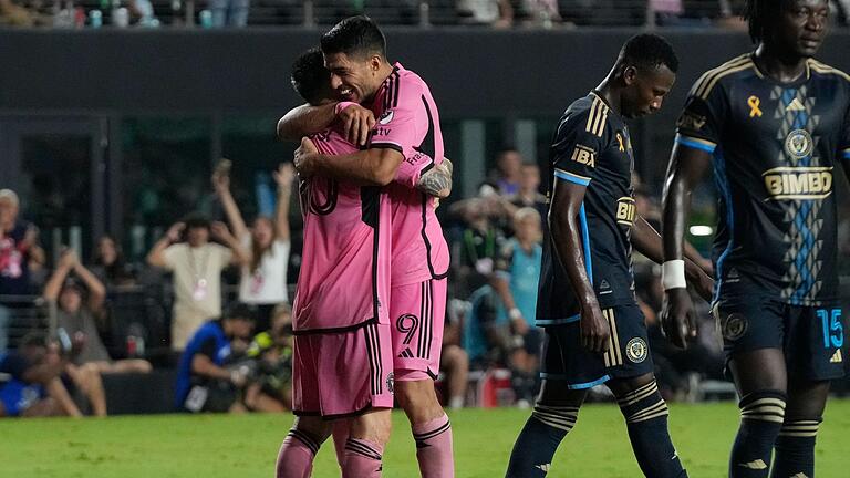 Inter Miami - Philadelphia Union       -  Luis Suárez bedankt sich bei Lionel Messi (l) für die Vorlage zum 3:1.