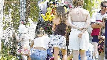 Eine Stadt ist fassungslos: Die - Eine Stadt ist fassungslos: Die Menschen in Lismore gedenken der ermordeten Simone Strobel am Fundort ihrer Leiche. Eine Stadt ist fassungslos: Die - Eine Stadt ist fassungslos: Die Menschen in Lismore gedenken der ermordeten Simone Strobel am Fundort ihrer Leiche.