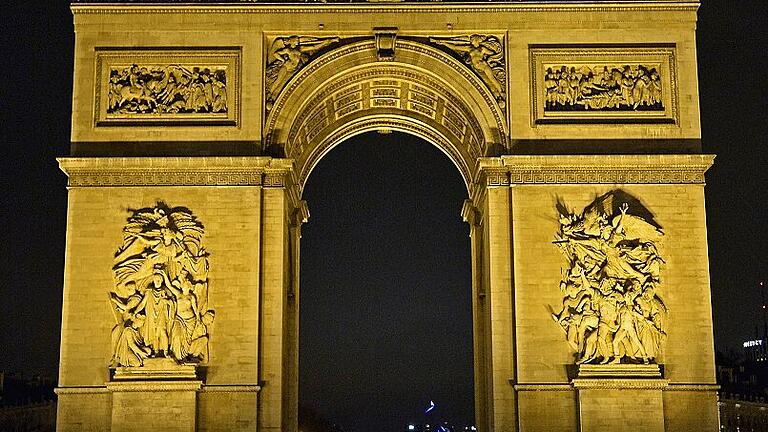 Fünf Jahre «Charlie-Hebdo»-Anschlag       -  &bdquo;Paris ist Charlie&ldquo; &ndash; dieser Satz wurde nach dem Anschlag auf das Satire-Magazin &bdquo;Charlie-Hebdo&ldquo; auf den Triumphbogen in Paris projiziert.Archivfoto: Jose Rodriguez, dpa