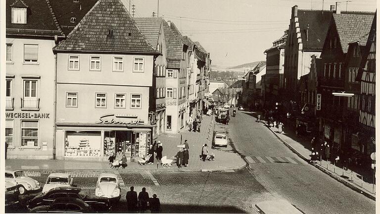 Blick in die Spörleinstraße: Am linken Bildrand ist die damalige Hypobank zu erkennen. Daneben befand sich das Haushaltsgeschäft Sebastian Schmitt und daneben wiederum das Café Borst. Das Bild stammt etwa von Ende der 50er Jahre. Blick in die Spörleinstraße: Am linken Bildrand ist die damalige Hypobank zu erkennen. Daneben befand sich das Haushaltsgeschäft Sebastian Schmitt und daneben wiederum das Café Borst. Das Bild stammt etwa von Ende der 50er Jahre.