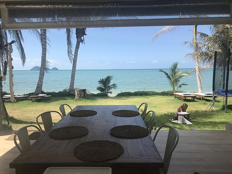 In ihrem Haus am Strand genießen sie vom Esszimmertisch aus den Blick aufs Meer.