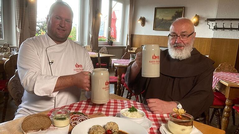 Küchenchef Thorsten Duda vom Berggasthof Elisäus und Bruder Korbinian vom Kloster Kreuzberg präsentierten bei einem Bier der klostereigenen Brauerei das Menü des Tages. Küchenchef Thorsten Duda vom Berggasthof Elisäus und Bruder Korbinian vom Kloster Kreuzberg präsentierten bei einem Bier der klostereigenen Brauerei das Menü des Tages.
