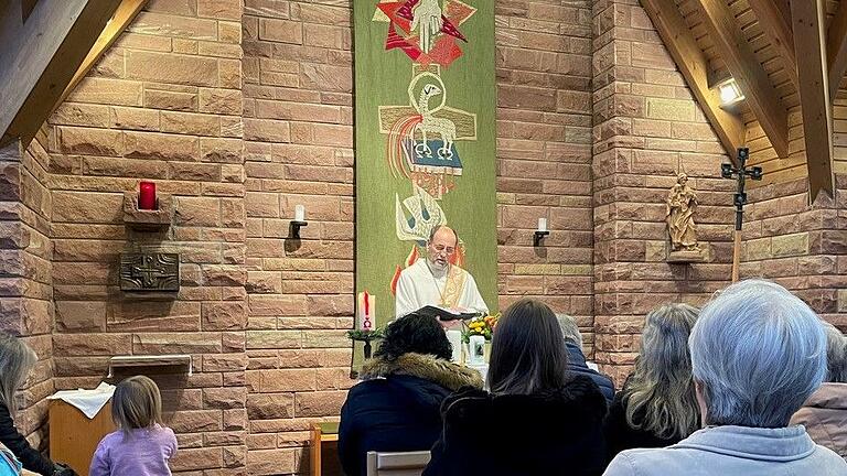 Suspendierter Diakon Reinhold Glaser aus Mömbris (Lkr. Aschaffenburg) bei einem Gottesdienst in der Dreifaltigkeitskapelle in Mömbris-Rappach (Lkr. Aschaffenburg).