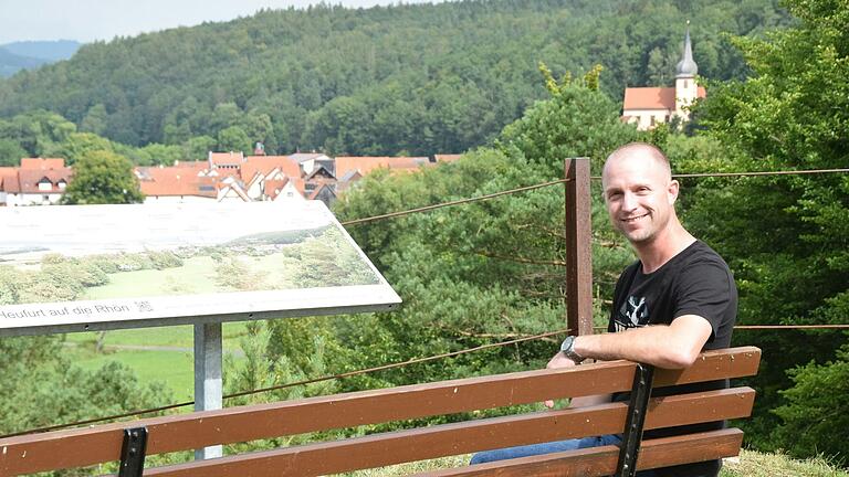 Vom Freizeitgelände auf dem 'Roatzberg' hat Manuel Kümmeth einen schönen Blick auf sein Heimatdorf Heufurt.