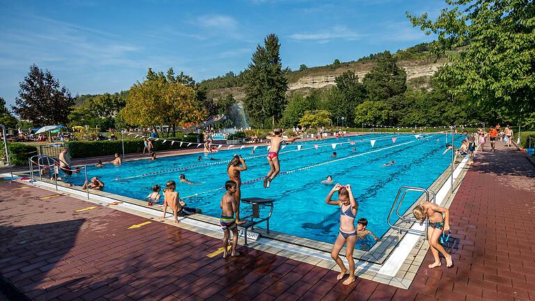 Heiße Temperaturen über 30 Grad und viel Sonnenschein lockten an einigen Tagen mehr als 2000 Menschen in das Freibad in Zellingen.