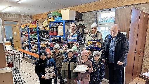 Die Vorschulkinder des Kindergartens St. Peter und Paul in Westheim überbringen Geschenke für die Tafel Hammelburg.       -  Die Vorschulkinder des Kindergartens St. Peter und Paul in Westheim überbringen Geschenke für die Tafel Hammelburg.