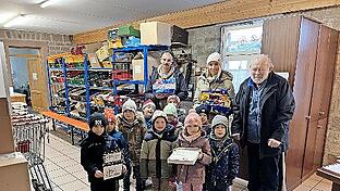 Die Vorschulkinder des Kindergartens St. Peter und Paul in Westheim überbringen Geschenke für die Tafel Hammelburg.       -  Die Vorschulkinder des Kindergartens St. Peter und Paul in Westheim überbringen Geschenke für die Tafel Hammelburg.