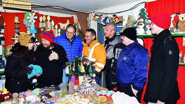 Besuch in Evi und Peter Macks reich bestücktem Weihnachtsbasar: Im Bild (von links) Evi Mack, Peter Ludolf, Mellrichstadts Bürgermeister Eberhard Streit, Peter Mack, Herby Sangen, Mario Jaud und Thomas Baumann.