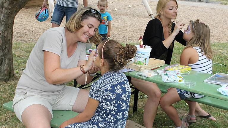 Kinderschminken mit Caroline Kempf (links) und Renate Zettelmeier rundete das Erlebnisfest &bdquo;Dorf am Fluss&ldquo; ab.