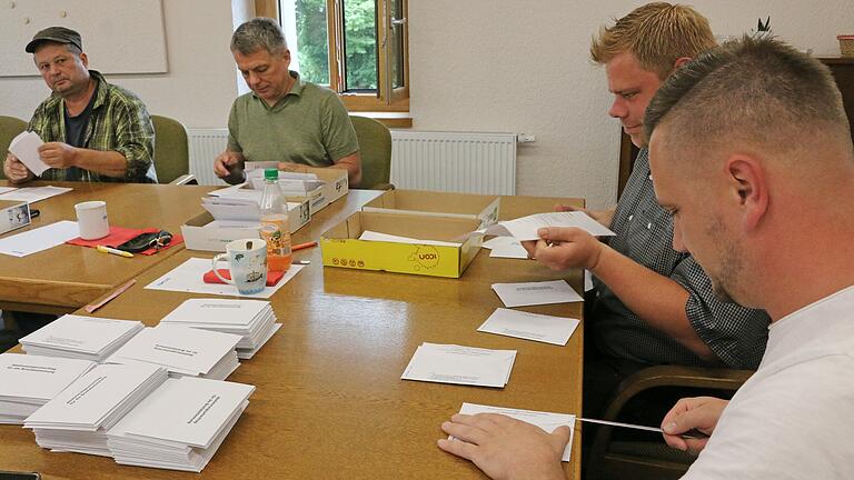 Die Entscheidung ist gefallen: Die Stimmen des Bürgerentscheids zur Windkraft in der Gemeinde Üchtelhausen wurden am Pfingstsonntag im Rathaus Hesselbach ausgezählt.