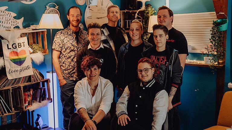 Die Vorstandschaft des Vereins Pride NES besteht aus (oben von links): Christian Marienfeld, Andreas Schmitt,&nbsp; Kevin Menne, (Mitte von links) Nathalie Straub, Jaqueline Woweries, Johanna Wittmann sowie sitzend von links Peggy Pusch und Madlen Wittmann.