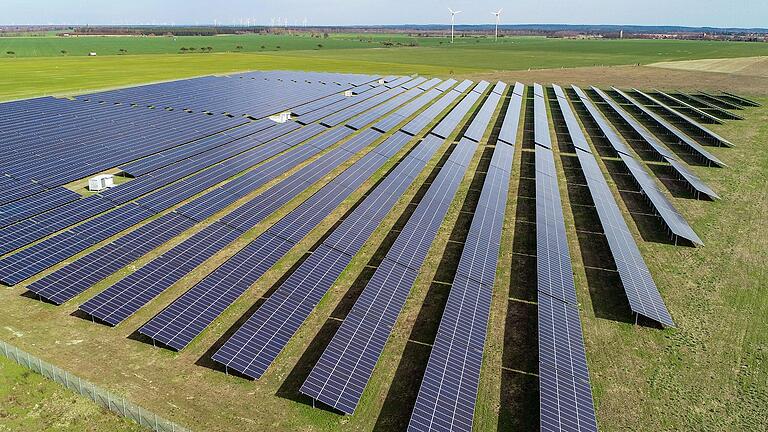 Großes Potenzial für die Stromerzeugung wird im Klimaschutzkonzept des Landkreises Bad Kissingen weiteren Photovoltaik-Freiflächenanlagen zugeschrieben.