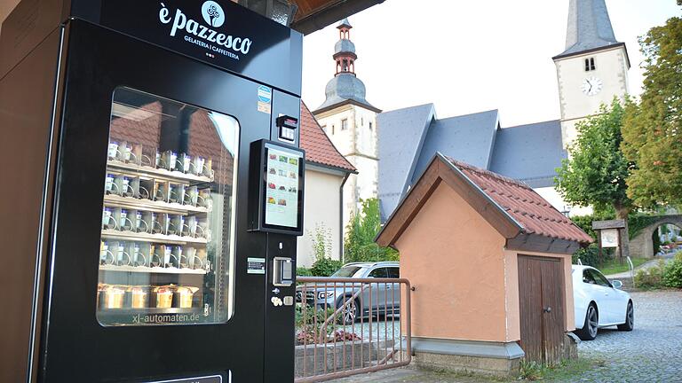 Einen Eisautomaten hat die Gelateria Venezia aus Gersfeld in Hollstadt aufgestellt und bietet somit Eisgenuss rund um die Uhr.