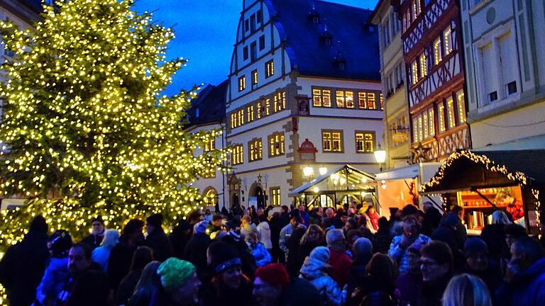 Der Kitzinger Marktplatz war voller Gäste beim Nikolaus Rock 2023.