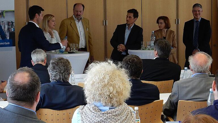 IHK Unternehmensnachfolgekongress in Schweinfurt. Auf dem Podium: Unternehmensberater Holger Fries, Christine Lang von der Wernecker Bierbrauerei, Fritz Lang, Firmengründer der Heiligenfeld GmbH, Moderater Frank Müller, Beraterin und Trainerin Maria Kräuter sowie Gunther Schunk von der Vogel Business Media GmbH & Co. KG.