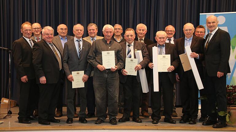 Zahlreiche Feldgeschworene aus dem Landkreis Würzburg wurden bei einem zentralen Festakt in der TSV-Turnhalle in Erlabrunn für die Ausübung ihres Ehrenamtes über 50, 40 und 25 Jahre durch Landrat Eberhard Nuß ausgezeichnet (Im Bild die für 40- und 50-jährige ehrenamtliche Tätigkeit geehrten Siebener).