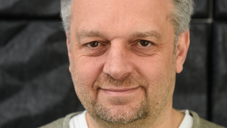 Lügen erkennen - Oft wird ein Lächeln dazu benutzt, um andere Emotionen wie Ekel zu maskieren. Die gerümpfte Nase gibt den Hinweis. Lügen erkennen - Oft wird ein Lächeln dazu benutzt, um andere Emotionen wie Ekel zu maskieren. Die gerümpfte Nase gibt den Hinweis.