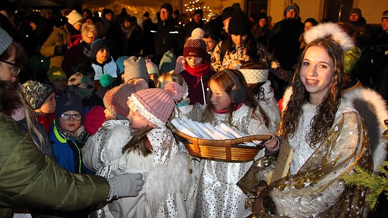 In Begleitung von fünf Engelchen eröffnete das Nordheimer Christkind Zoe Wachler am Samstag im Beisein von über 200 Gästen das diesjährige Weihnachtsdorf.