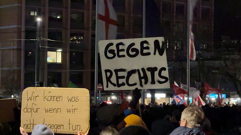 Demo gegen Rechtsextremismus.jpeg       -  Nach Bekanntwerden des Treffens extremer Rechter in Potsdam gehen deutschlandweit Menschen in 'Demos gegen rechts' auf die Straße.