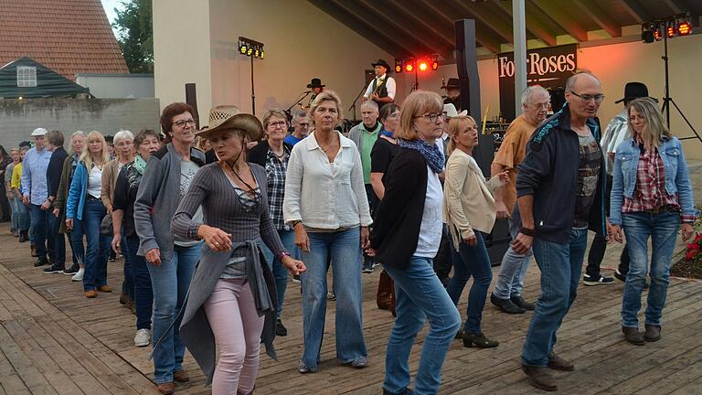 Viele Tänzer lockte die Band 'Four Roses' beim Music-Weekend auf die Tanzfläche am Freiraum Dingolshausen.