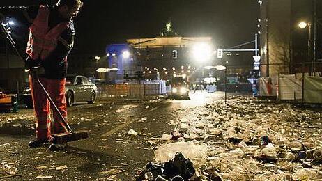 Aufräumen am Tag danach: Mehr als eine Million Menschen feierte allein bei der Silvesterparty am Brandenburger Tor in Berlin.