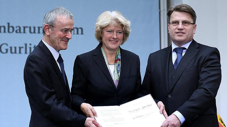 GERMANY-SWITZERLAND-ART-CRIME-HISTORY-WWII-JEWS       -  (L-R) Christoph Schaeublin, president of the Foundation of th Museum of Fine Arts in Bern, Monika Gruetters, German Culture and the Media minister, and Winfried Bausback, Bavarian State Justice Ministe, pose with a signed agreement on the late German Cornelius Gurlitt 's looted Nazi-era art collection on November 24, 2014 in Berlin. A Swiss museum said Monday it would accept a German recluse's bequest of a spectacular trove of more than 1,000 artworks hoarded during the Nazi era. AFP PHOTO / RONNY HARTMANN