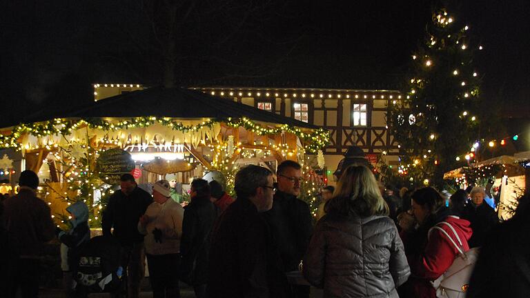 Weihnachtliche Stimmung auf dem Adventsmarkt in Gochsheim 2017.