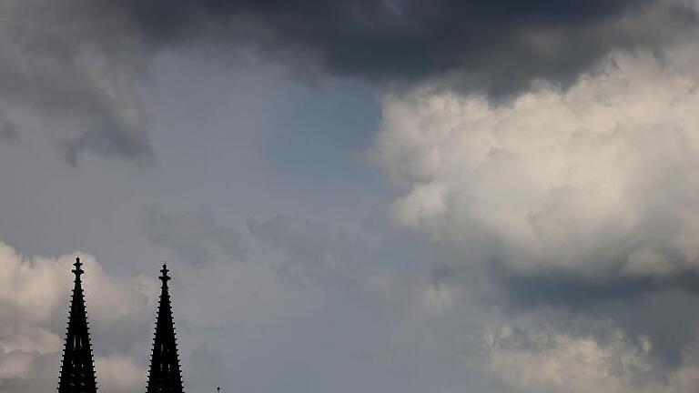 Wolken ziehen am Dom vorbei. (Archivbild). Foto: Oliver Berg/dpa - Wegen eines Gefahrenhinweises erhöht die Polizei die Sicherheit am Kölner Dom. Wolken ziehen am Dom vorbei. (Archivbild). Foto: Oliver Berg/dpa - Wegen eines Gefahrenhinweises erhöht die Polizei die Sicherheit am Kölner Dom.