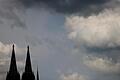 Wolken ziehen am Dom vorbei. (Archivbild). Foto: Oliver Berg/dpa       -  Wegen eines Gefahrenhinweises erhöht die Polizei die Sicherheit am Kölner Dom.