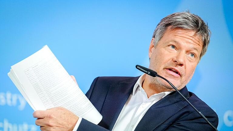 Nach der Verkündung eines neuen Zollpakets durch US-Präsidenten       -  Robert Habeck hält vermeintlich vertrauliche Dokumente in die Kamera.