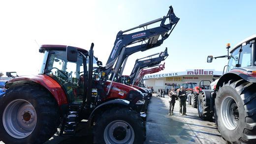 Frühjahrsmesse       -  Viele tausend Besucher werden bis Sonntag bei der Frühjahrsmesse in Holzhausen (Kreis Schweinfurt) erwartet. Am Freitag war Eröffnung - unter anderem mit Bayerns Finanzminister Markus Söder und Schlagerstar Bernhard Brink.