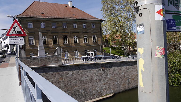 Werbebüro ausgehoben: Am 26. April 1919 stürmten junge Anhänger der Räterepublik das Harmoniegebäude, wo sie Freikorps-Akten und Werbeplakate in den Main warfen. Ein Feldwebel wurde mit Fenstersturz bedroht.