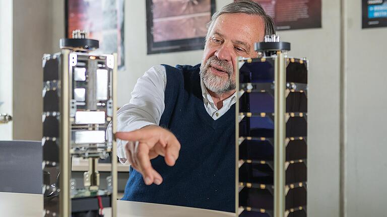 Die NetSat-Satelliten sind klein wie eine Schuhschachtel, besitzen aber ein technisch hochsensibles Innenleben. Auch der LoLaSat-Satellit wird einmal so aussehen. Klaus Schilling zeigt das Baukastensystem. Die NetSat-Satelliten sind klein wie eine Schuhschachtel, besitzen aber ein technisch hochsensibles Innenleben. Auch der LoLaSat-Satellit wird einmal so aussehen. Klaus Schilling zeigt das Baukastensystem.