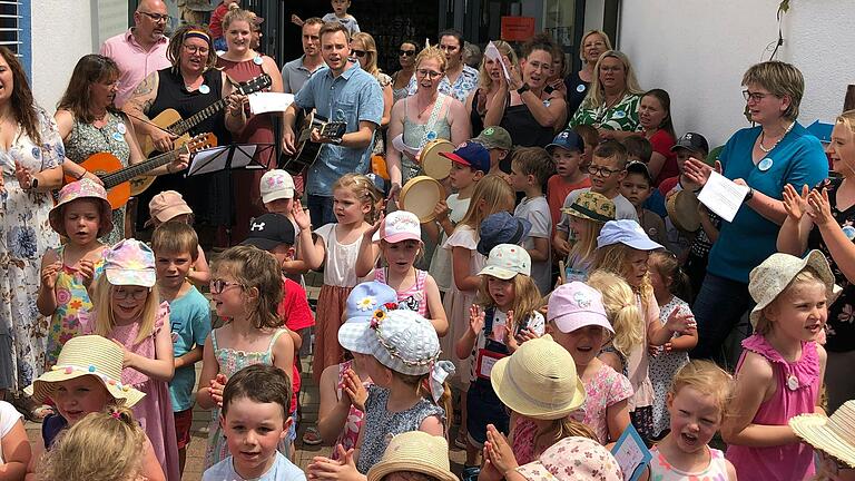 Unter der großen Geburtstagskrone eröffneten die Kinder der Kita LIndflur, Bürgermeister Stefan Hemmerich, stellvertretende Kita-Leiterin Vanessa Dimmig mit ihrem Team, sowie die Elternbeiratsvorsitzenden Elisa Zimmermann und Johannes Veeh die Feier zum 50-jährigen Bestehen der Einrichtung.