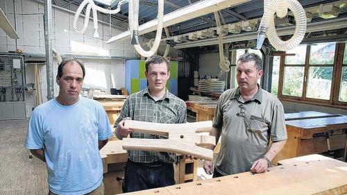 Wagnerberuf ist nicht mehr erlernbar - (hh) Der allerletzte Wagnerlehrling Deutschlands ist dieser Tage vom Gesellenprüfungsausschuss der Handwerkskammer für Unterfranken in Schweinfurt geprüft worden. Er heißt Jakob Meyer, kommt aus Kreuth und hat in der Wagnerei Wolfgang Linke in Diessen am Ammersee gelernt. „Gute Kenntnisse und sehr gute Fertigkeiten“, sagte Roland Maul, Ausbildungsberater und Koordinator des Prüfungsgremiums, zu seinem Abschneiden. Als Prüfungsvorsitzender fungierte Michael Ress, Wagnermeister und Unternehmer aus Schwebheim. Wagner stellten früher nicht nur Wagen und Karren her, sondern auch landwirtschaftliche Geräte aller Art, Pflüge, Eggen, Rechen, Heugabeln und Dreschflegel, Baum- und Stehleitern. „Ein Dorf ohne Produkte des Wagners wäre nicht denkbar gewesen“, so Ress. Mit der Entwicklung des Automobils wurde das klassische Arbeitsfeld des Wagners allerdings mehr und mehr verdrängt. Heute haben die Wagner in der Herstellung und Restaurierung von Kutschen mit der Konkurrenz aus Niedriglohnländern zu kämpfen. „Ein schwieriges Unterfangen“, so Geselle Carsten Jungk (Geldersheim), der Gesellenstück und Arbeitsprobe von Jakob Meyer mit auswertete. Zu den Angeboten der Firma Ress-Kutschen zählen deshalb seit Jahren schon Sattlerarbeiten und Schlitten sowie innovative Freizeit- und Sportgeräte. Im Bild: Deutschlands letzter Wagnerlehrling Jakob Meyer sowie die Prüfungsausschuss-Mitglieder Michael Ress (rechts) und Carsten Jungk (links). Wagnerberuf ist nicht mehr erlernbar - (hh) Der allerletzte Wagnerlehrling Deutschlands ist dieser Tage vom Gesellenprüfungsausschuss der Handwerkskammer für Unterfranken in Schweinfurt geprüft worden. Er heißt Jakob Meyer, kommt aus Kreuth und hat in der Wagnerei Wolfgang Linke in Diessen am Ammersee gelernt. „Gute Kenntnisse und sehr gute Fertigkeiten“, sagte Roland Maul, Ausbildungsberater und Koordinator des Prüfungsgremiums, zu seinem Abschneiden. Als Prüfungsvorsitzender fungierte Michael Ress, Wagnermeister und Unternehmer aus Schwebheim. Wagner stellten früher nicht nur Wagen und Karren her, sondern auch landwirtschaftliche Geräte aller Art, Pflüge, Eggen, Rechen, Heugabeln und Dreschflegel, Baum- und Stehleitern. „Ein Dorf ohne Produkte des Wagners wäre nicht denkbar gewesen“, so Ress. Mit der Entwicklung des Automobils wurde das klassische Arbeitsfeld des Wagners allerdings mehr und mehr verdrängt. Heute haben die Wagner in der Herstellung und Restaurierung von Kutschen mit der Konkurrenz aus Niedriglohnländern zu kämpfen. „Ein schwieriges Unterfangen“, so Geselle Carsten Jungk (Geldersheim), der Gesellenstück und Arbeitsprobe von Jakob Meyer mit auswertete. Zu den Angeboten der Firma Ress-Kutschen zählen deshalb seit Jahren schon Sattlerarbeiten und Schlitten sowie innovative Freizeit- und Sportgeräte. Im Bild: Deutschlands letzter Wagnerlehrling Jakob Meyer sowie die Prüfungsausschuss-Mitglieder Michael Ress (rechts) und Carsten Jungk (links).