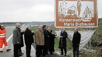 Die erste von insgesamt zehn       -  Die erste von insgesamt zehn touristischen Hinweistafeln am bayerischen Streckenabschnitt der Autobahn 71
durfte am Donnerstagnachmittag Münnerstadt Bürgermeister Eugen Albert enthüllen. Mit der Eröffnung der
Autobahn am 17. Dezember erhoffen sich die nahe der Autobahn gelegenen Gemeinden auch einen
Aufschwung auf dem Gebiet des Fremdenverkehrs.