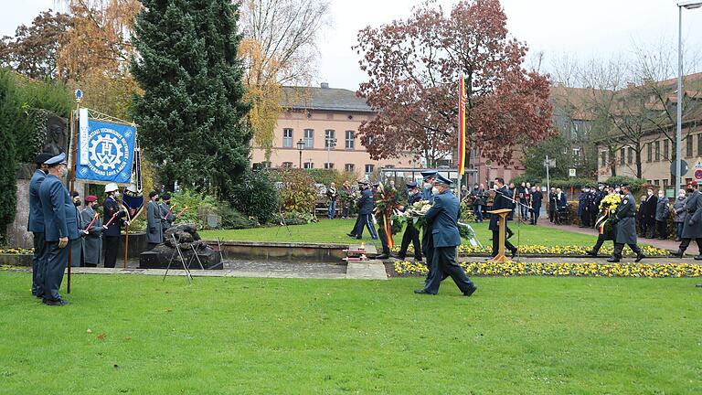 Die Stadt Lohr hat am Volkstrauertag der Toten von Kriegen und Gewaltherrschaft mit einer Kranzniederlegung am Ehrenmal an der Grafen-von-Rieneck-Straße gedacht.