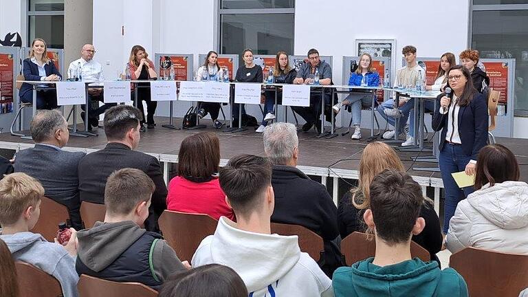 Beim Berufsinfo-Forum an der Uffenheimer Christian-von-Bomhard-Schule stellten sich Personalverantwortliche aus der Wirtschaft den Fragen der Schülerinnen und Schüler.&nbsp;