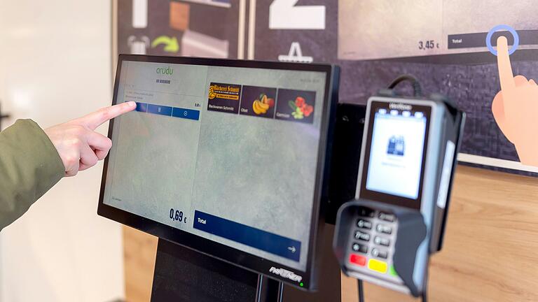 Backwaren, Obst und Gemüse müssen im digitalen Kleinstsupermarkt in Donnersdorf per Stück angegeben werden. Das war für einige Kundinnen und Kunden zunächst ungewohnt. Backwaren, Obst und Gemüse müssen im digitalen Kleinstsupermarkt in Donnersdorf per Stück angegeben werden. Das war für einige Kundinnen und Kunden zunächst ungewohnt. 