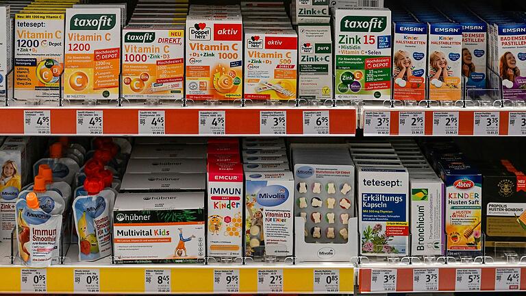 Die Regale sind voll mit Nahrungsergänzungsmitteln zur angeblichen Stärkung des Immunsystems. Was sie wirklich bringen, ist umstritten. Immunologe Wolfgang Kastenmüller ist skeptisch. Die Regale sind voll mit Nahrungsergänzungsmitteln zur angeblichen Stärkung des Immunsystems. Was sie wirklich bringen, ist umstritten. Immunologe Wolfgang Kastenmüller ist skeptisch. 