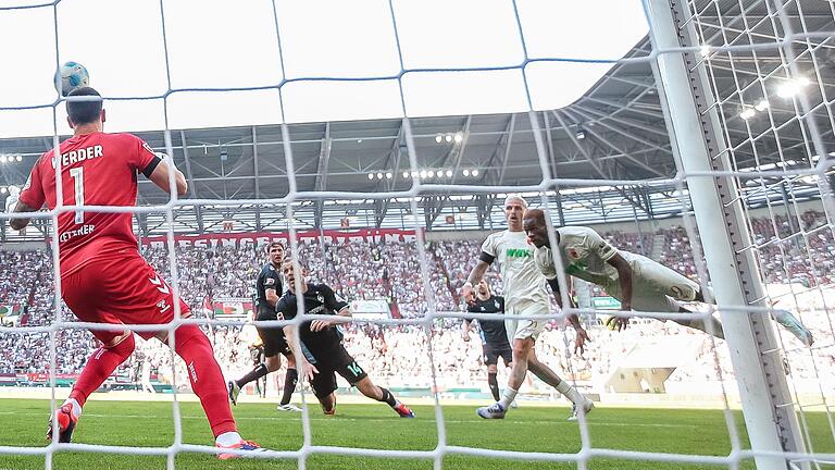 FC Augsburg - Werder Bremen       -  Samuel Essende (r) köpft sein erstes Bundeslga-Tor.