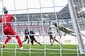 FC Augsburg - Werder Bremen       -  Samuel Essende (r) köpft sein erstes Bundeslga-Tor.