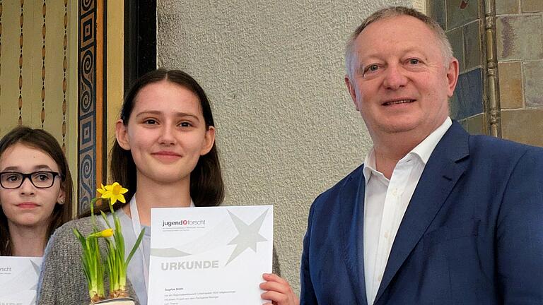 Jugend forscht in Bad Kissingen 2025 - Sophie Nöth vom Bad Kissinger Jack-Steinberger-Gymnasium (hier mit Landrat Thomas Bold) kam auf den ersten Platz in der Kategorie Biologie mit ihrem Projekt „Immunhistologie zur Subdifferenzierung von Tumoren bei Afrikanischen Weißbauch-Igeln“. Jugend forscht in Bad Kissingen 2025 - Sophie Nöth vom Bad Kissinger Jack-Steinberger-Gymnasium (hier mit Landrat Thomas Bold) kam auf den ersten Platz in der Kategorie Biologie mit ihrem Projekt „Immunhistologie zur Subdifferenzierung von Tumoren bei Afrikanischen Weißbauch-Igeln“.