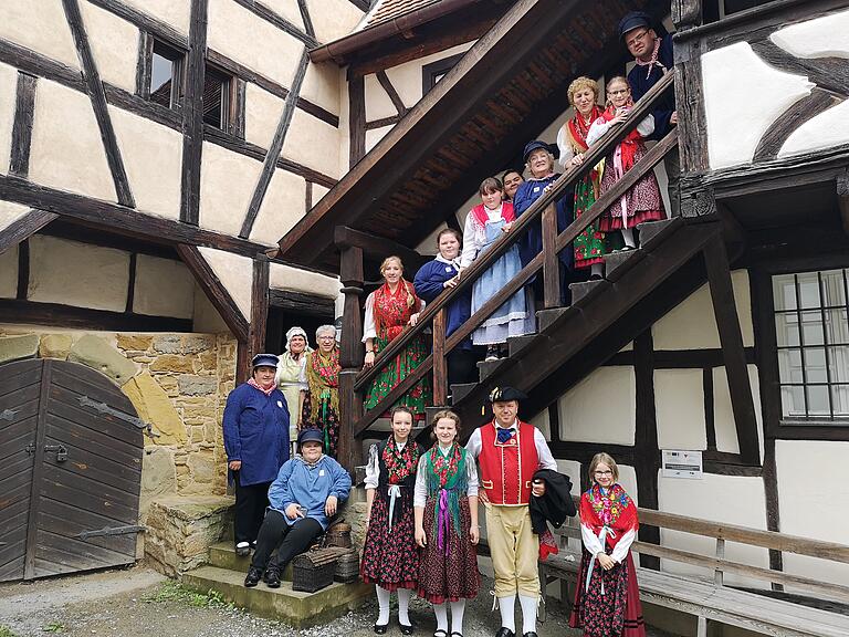 „Groupe folklorique de la Vallée du pays d’Auge“ aus dem Städtchen Pont-L’Evêque mit dem Heimat- und Volkstrachtenverein Karlstadt Kirchenburg Mönchsondheim. „Groupe folklorique de la Vallée du pays d’Auge“ aus dem Städtchen Pont-L’Evêque mit dem Heimat- und Volkstrachtenverein Karlstadt Kirchenburg Mönchsondheim.
