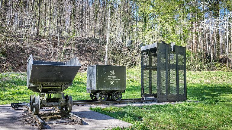 Hier steht man an der Station 'Tonbergwerk' beziehungsweise am Rastplatz 'Altes Mundloch'. Das Mundloch war der Eingang zum Untertagebau.