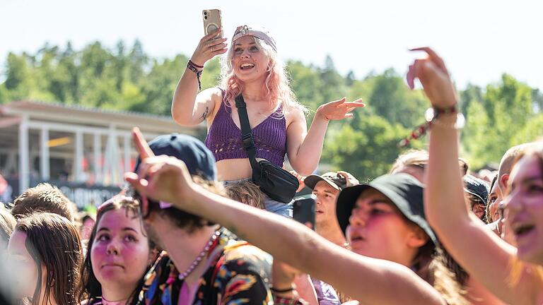 Tausende Feierlustige und Fans von Deutsch-Rap amüsierten sich ausgelassen beim Heroes Festival in Geiselwind.