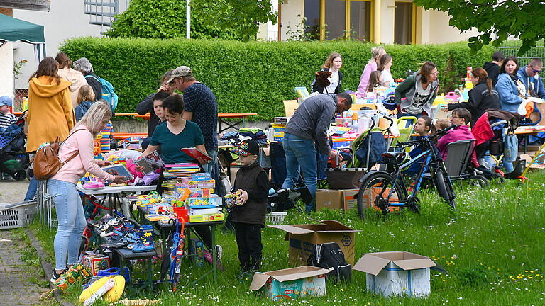 Beim großen Flohmarkt 'Rund um das Kind' fanden junge und ältere Schnäppchenjäger das Richtige und hatten Spaß beim 'Feilschen'.