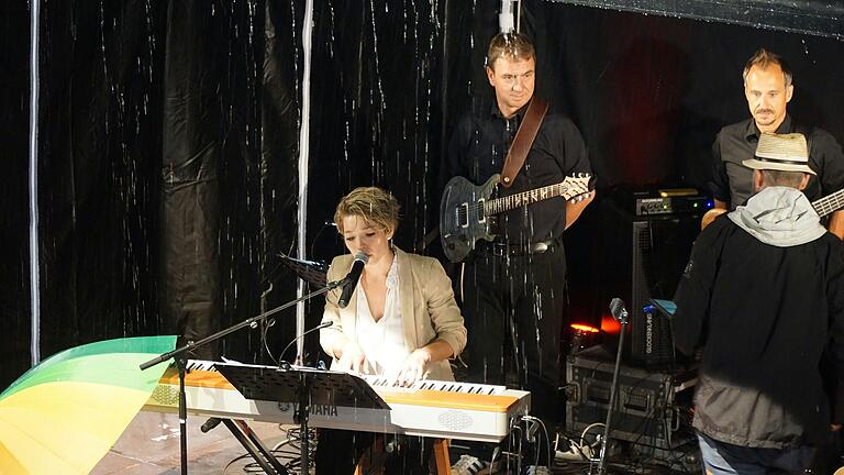 Hannah Silberbach beim Konzert auf der Scherenburg, trotz Regen! Hannah Silberbach beim Konzert auf der Scherenburg, trotz Regen!